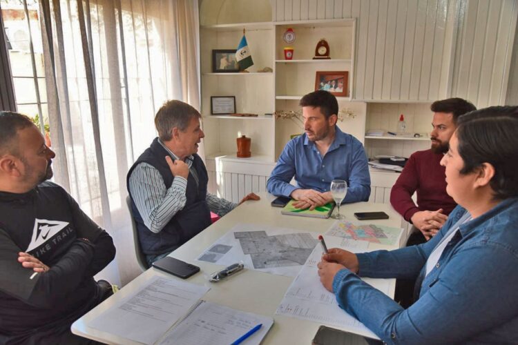 Para «luchar contra el delito», un candidato sumó a un ex militar y un ex policía a su campaña