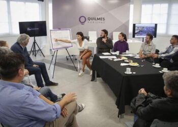 Mayra anunció a comerciantes de Solano la repavimentación de la Avenida 844