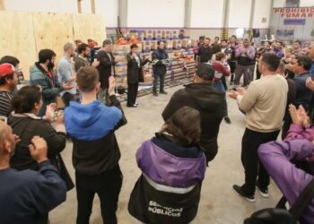 Mayra entregó herramientas para cooperativas