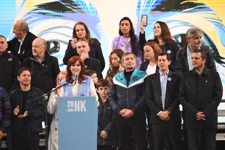 Sin definiciones electorales, Cristina habló ante una multitud