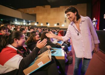 Mayra entregó 450 netbooks a alumnos de escuelas secundarias