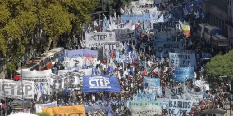 Movimientos sociales oficialistas y de izquierda se unen contra el gobierno