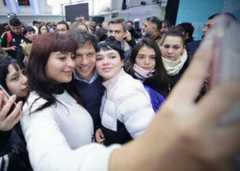 En medio de la rosca, Kicillof se mostró con Watson en Varela