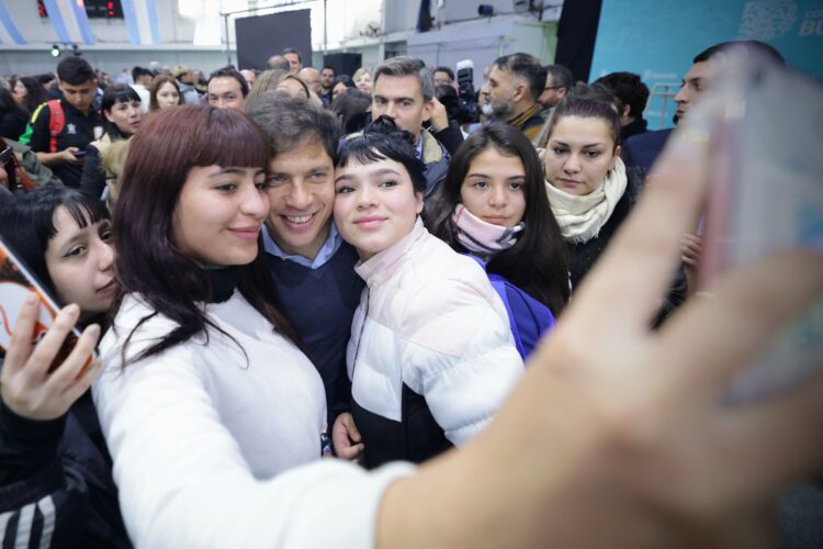 En medio de la rosca, Kicillof se mostró con Watson en Varela