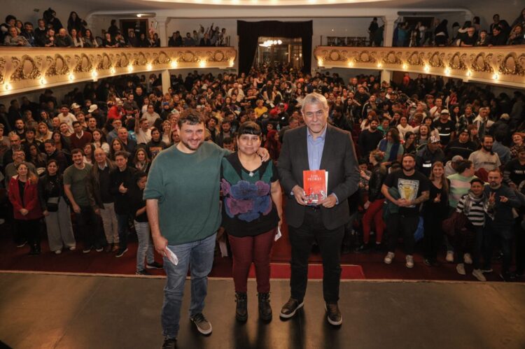 Ferraresi con un sugestivo gesto hacia Juan Grabois