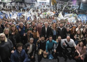 Acompañado de viejos aliados y ex opositores, Ferraresi lanzó su candidatura