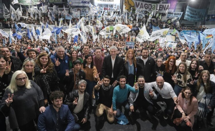 Acompañado de viejos aliados y ex opositores, Ferraresi lanzó su candidatura