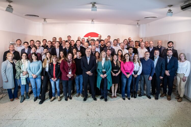 La UCR muestra músculo territorial para competir con el PRO