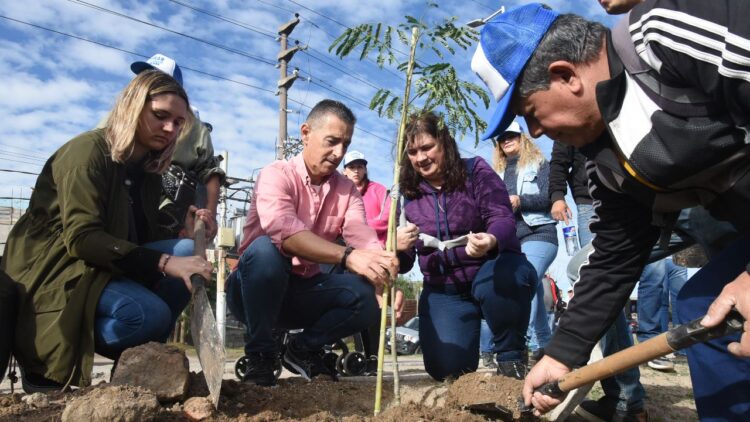 Galdurralde encabezó una jornada de forestación en la ribera del Riachuelo