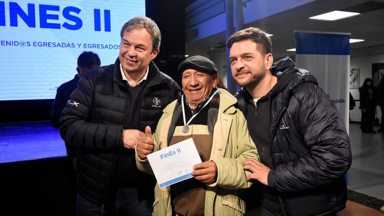 Cascallares entregó diplomas a los egresados del fines