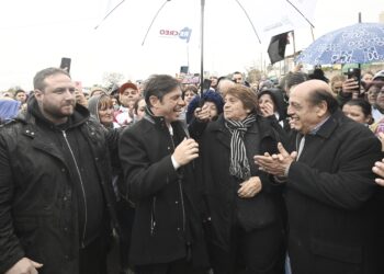 Kicillof volvió a Berazategui para inaugurar junto a Mussi obras de pavimento  