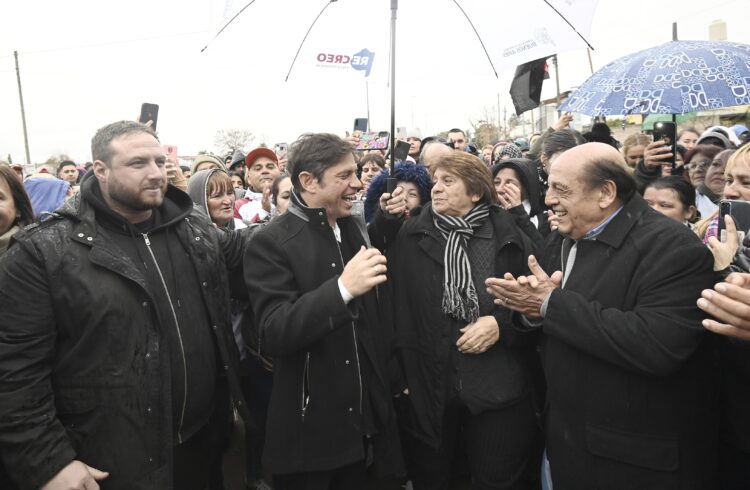 Kicillof volvió a Berazategui para inaugurar junto a Mussi obras de pavimento