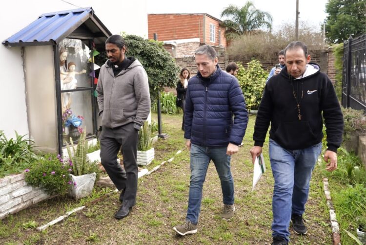 Gray recorrió escuelas, una Unidad Sanitaria y dialogó con vecinos de El Jagüel