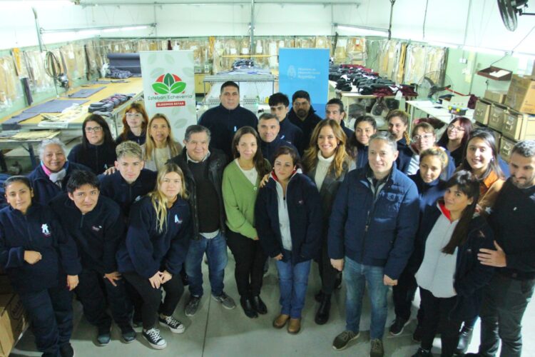 Gray y Tolosa Paz inauguraron un playón deportivo y visitaron emprendimientos
