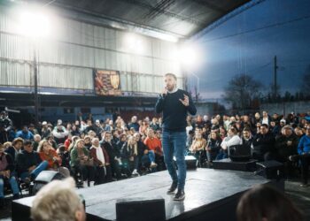 Con un acto “interactivo”, Otermín lanzó la campaña local desde Llavallol