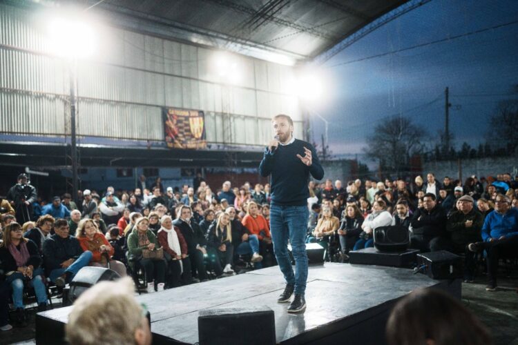 Con un acto “interactivo”, Otermín lanzó la campaña local desde Llavallol