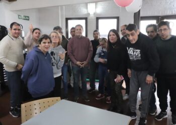 Gray recorrió el barrio Villa de Mayo