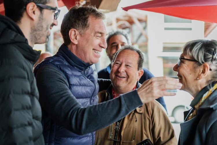 Santilli cierra la campaña con una caravana y full conurbano