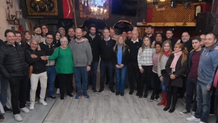 Una foto de unidad en Juntos con un ojo puesto en el recuento definitivo