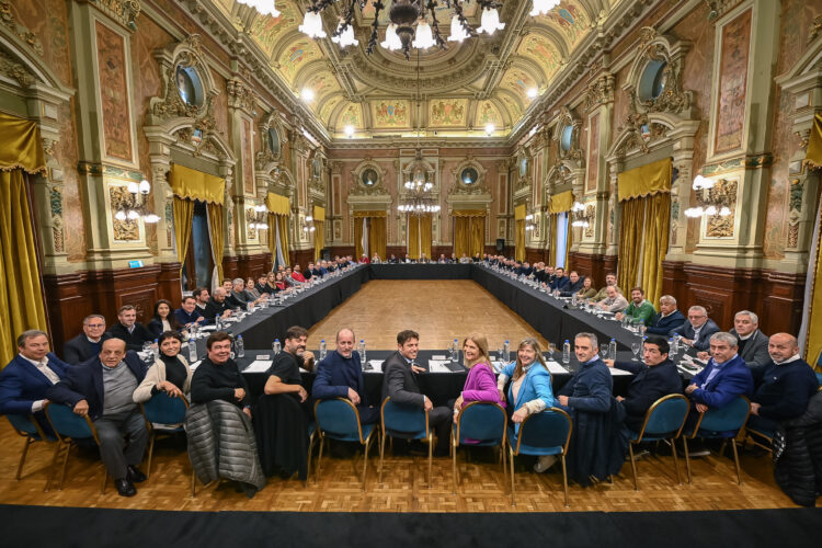 Kicillof reunió a los intendentes peronistas para delinear la campaña