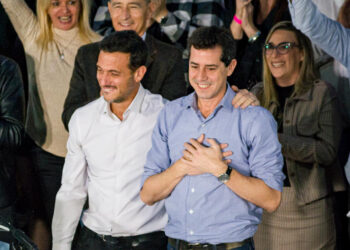 Corriendo con el caballo del comisario: Wado salió a apoyar a Julián