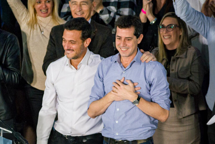 Corriendo con el caballo del comisario: Wado salió a apoyar a Julián