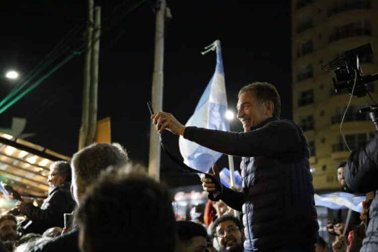 Santilli cerró en Avellaneda una caravana por 10 municipios