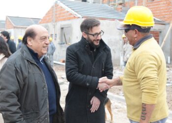 Simone recorrió obras de viviendas con Mussi y Watson