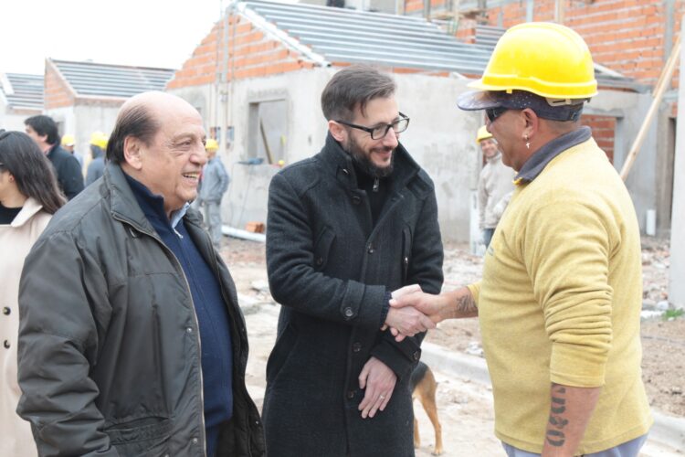Simone recorrió obras de viviendas con Mussi y Watson