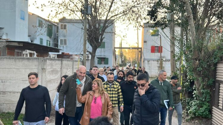 Molina recorrió el barrio Papelero y apuntó a la falta de agua potable