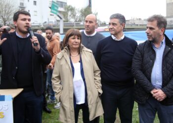 Con eje en terminar con los cortes y levantar la economía, Bullrich visitó Avellaneda y Quilmes