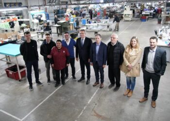 Rossi visitó Echeverría y recorrió una empresa de calzado con Gray