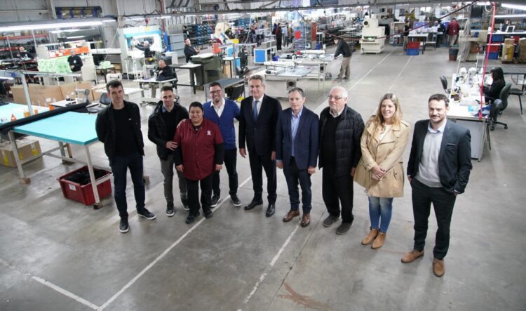 Rossi visitó Echeverría y recorrió una empresa de calzado con Gray