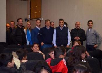 Massa y Cascallares junto a niños y niñas de instituciones brownianas