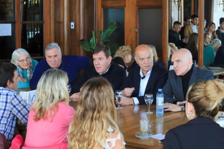 Grindetti cruzó a Kicillof por la suma fija y pide que distribuya ATN para pagarla