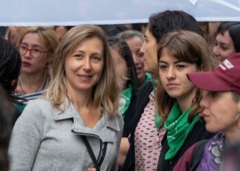 Bregman reclama que se incorpore al debate un eje sobre derechos de las mujeres