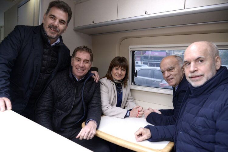 Bullrich bajó al conurbano con su librito de la seguridad y lanzó un advertencia a Massa