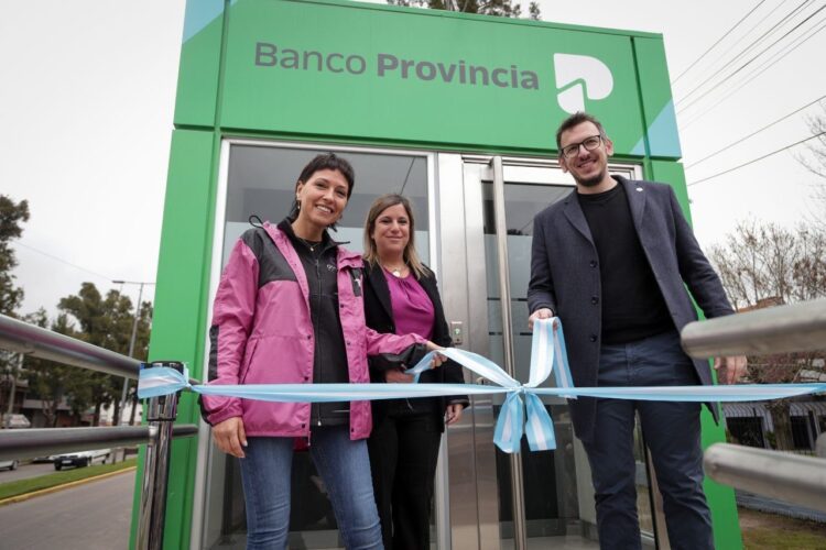 Mayra el presidente del Banco Provincia inauguraron cajeros y visitaron la empresa SAES