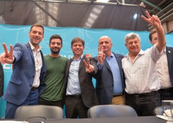 En modo full campaña, Kicillof volvió a Lanús con un fuerte apoyo a Álvarez