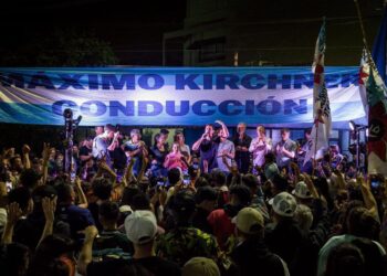 Julián: “Hoy le decimos chau a los porteños que se van”