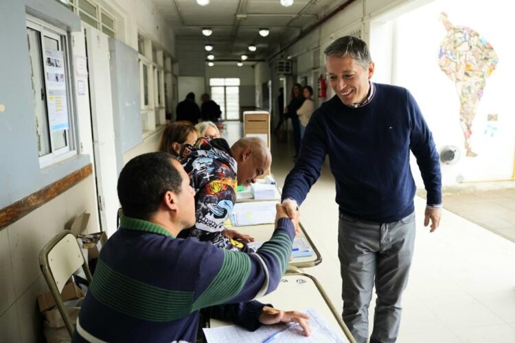 Con un 48 por ciento de los votos, Gray fue reelecto en Echeverría