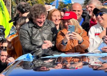 En la antesala al cierre de campaña, Milei lleva su caravana a Lomas