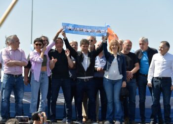 La caravana de Kicillof pasó Varela con un fuerte pedido para votar boleta completa