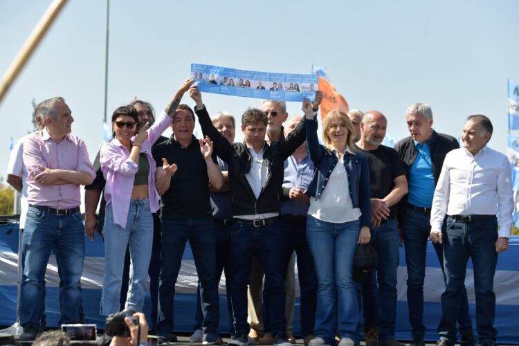 La caravana de Kicillof pasó Varela con un fuerte pedido para votar boleta completa