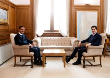 La primera foto política de Julián como intendente electo fue con Wado