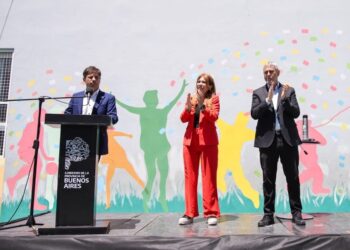 Con críticas a Milei, Kicillof cerró su mini campaña de apoyo a Massa en Avellaneda y Varela