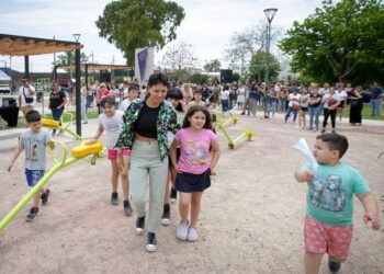 Mayra visitó una plaza y pidió a los vecinos “estar unidos”