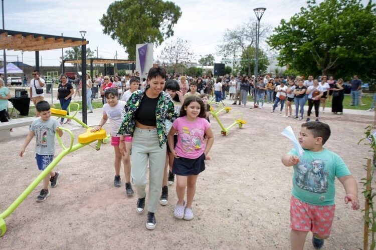 Mayra visitó una plaza y pidió a los vecinos “estar unidos”