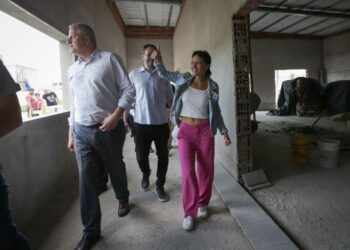 Mayra y Perczyk recorrieron obras de infraestructura escolar en Bernal oeste