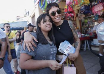 Mayra salió a repartir la boleta de Massa: “Si gana Milei se terminaron los asfaltos en Quilmes”